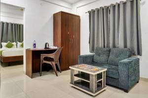 浦那hotel Fortune Suites Baner-- Indian nationals only的客厅配有沙发、椅子和桌子