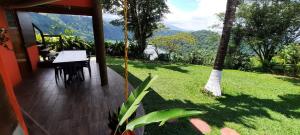 Río CuartoHotel, Restaurante y Mirador Bosque Alegre的花园景房屋的用餐区