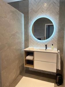 加乌拉Casa do Mundo Madeira的一间带水槽和镜子的浴室