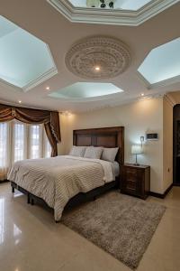 El AdelantoAmplia Casa Hogareña的一间卧室配有一张床,天花板设有天窗
