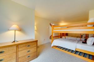 斯特拉顿Sunny Stratton Townhome about 1 Mi to Skiing!的一间卧室配有双层床和一盏灯。