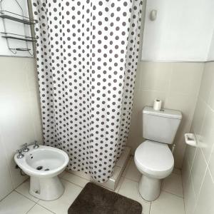 上格拉西亚248 Apartamento的一间带卫生间和淋浴帘的浴室