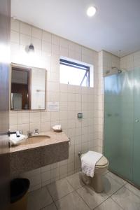 库里提巴Rede Andrade São Francisco的带淋浴、卫生间和盥洗盆的浴室