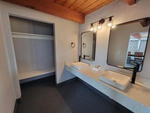 韦斯特波特Saltwater Inn的浴室设有2个水槽和镜子