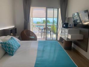 勒迪亚芒Diamantchery - Vue mer avec Deck privatif的酒店客房设有一张床,享有海景。