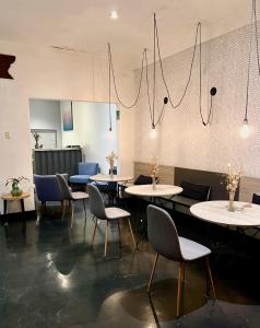 利马The Lot Boutique的用餐室配有桌椅和吊灯。