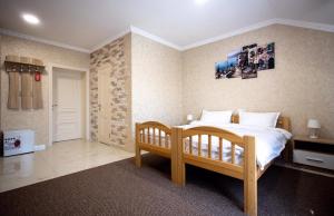 乌曼岛Готель River House的一间卧室,卧室内配有一张木床