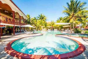 特拉Paraíso Playero: TelaBeachouse, Honduras的度假村前的大型游泳池