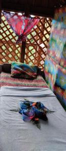 LoanengoGlowing Mountain view tree house的两张带毯子和枕头的睡床