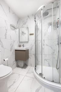 伦敦Modern 2BD Flat In Camden Town London的带淋浴和盥洗盆的白色浴室