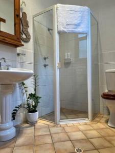 GrangeTwo roomed private suite in front of cottage的浴室里设有玻璃门淋浴