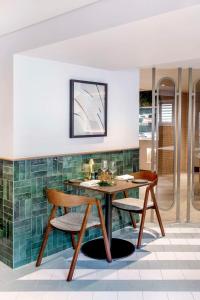 伦敦希尔顿伦敦大都会酒店的一间带桌子和两把椅子的用餐室