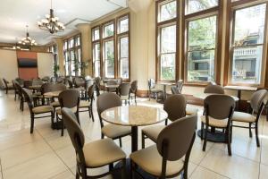 圣安东尼奥圣安东尼奥河滨德鲁利套房酒店的一间设有桌椅和窗户的等候室