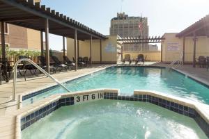 圣安东尼奥圣安东尼奥河滨德鲁利套房酒店的大楼顶部的大型游泳池