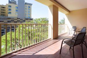 圣安东尼奥圣安东尼奥河滨德鲁利套房酒店的阳台配有椅子,享有建筑的景致。