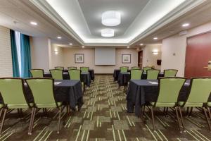 伯明翰伯明翰格兰德维尤特鲁里街旅馆＆套房的会议室设有黑桌和绿色椅子