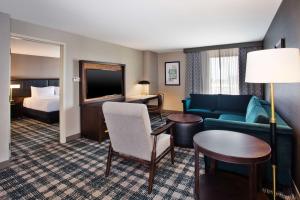 兰辛DoubleTree by Hilton Lansing的酒店客房设有一张沙发和一张床