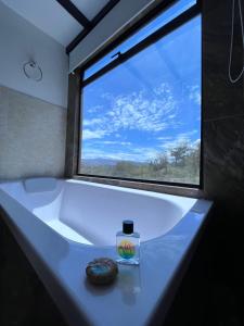 莱瓦镇Villa Skape - Finca Villa Carolina的一间带大窗户和白色水槽的浴室
