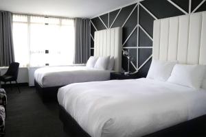 新罗谢尔Hotel NoMa, Trademark Collection by Wyndham的酒店客房设有两张床和窗户。