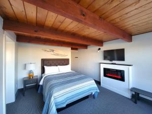 韦斯特波特Saltwater Inn的一间卧室配有一张床和一台平面电视