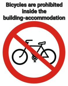 拉里萨Studio V3st & Parking的建筑中禁止自行车的标志