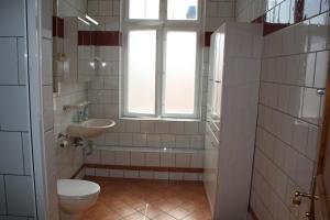 波茨坦Pensionszimmer Unicat的一间带卫生间、水槽和窗户的浴室