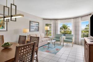 棕榈滩万豪阿鲁巴冲浪俱乐部度假酒店的客厅配有沙发和桌子
