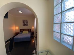 圣地亚哥AH Teatinos的一间卧室设有一张床和一个窗口