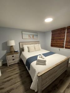 利明顿Casa Azul-lakefront的一间卧室设有一张大床,铺有木地板