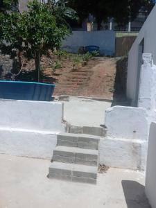 维多利亚Quarto com Duas Camas de casal的院子里的一套混凝土楼梯