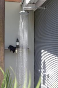 拜伦湾拜伦湾莉莉潘德别墅的靠窗的浴室里的一个淋浴