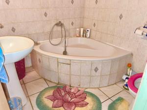 DucosVILLA JASON的浴室配有带粉红色花卉的浴缸。