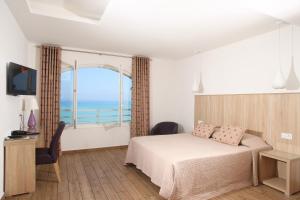 阿尔加约拉贝瑞瓦酒店的一间卧室配有一张床,享有海景