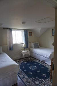 LongfordWoolmers Estate的酒店客房设有两张床和窗户。