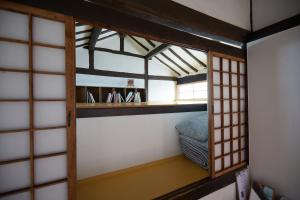GongjuBonghwangjae Hanok Guesthouse的客房设有双层床和窗户。