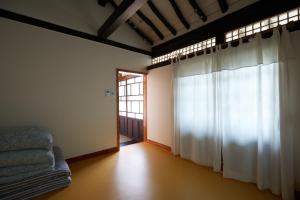 GongjuBonghwangjae Hanok Guesthouse的带沙发和窗户的客厅