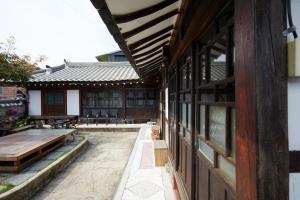 GongjuBonghwangjae Hanok Guesthouse的享有带庭院的建筑的外部景色