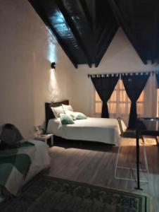Don TorcuatoCabañas las palmeras的卧室设有一张白色大床和一扇窗户。