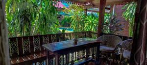 乔木提恩海滩梦幻度假酒店的种植了植物的门廊上的桌椅