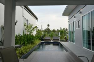 Bang KrasopGreen Lung Pool Villas Bangkok的享有带游泳池的外部景致
