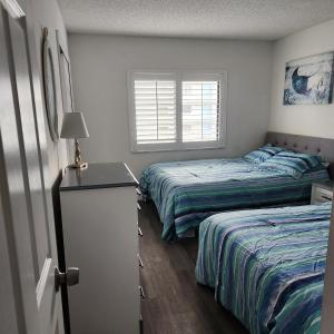 可可比奇Sandcastles Condominium Complex的一间卧室设有两张床和窗户。