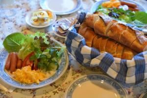 原村ペンション イメージハウス的餐桌,带一盘食物,包括面包和沙拉