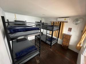 涛岛WaterMellow Hostel的一间房间,设有三张双层床
