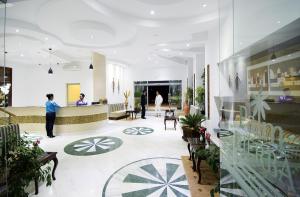 迈来亚Palm Djerba Suites的大厅,有人站在大楼里