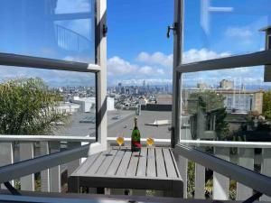 旧金山3BD 3BR CityView Central San Francisco -15 min walk from Castro station的阳台上的桌子上摆放着一瓶葡萄酒