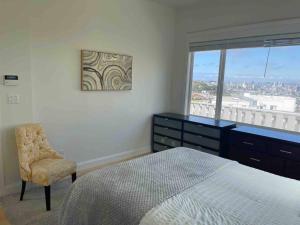 旧金山3BD 3BR CityView Central San Francisco -15 min walk from Castro station的一间卧室配有一张床、一张书桌和一个窗户。