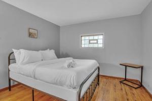布法罗Park Place Suites的白色客房的一张床位,设有窗户