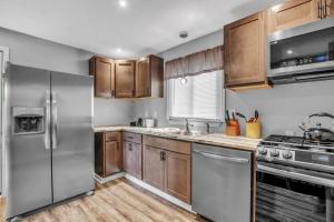 布法罗Park Place Suites的厨房配有木制橱柜和不锈钢用具