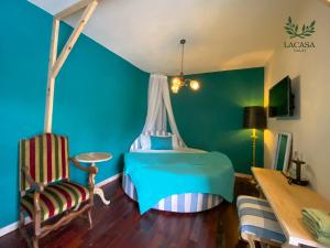 大叻Lacasa May的卧室配有1张床、1张桌子和1把椅子