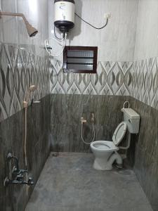 RAJAM FARM HOUSE的一间带卫生间和淋浴的浴室